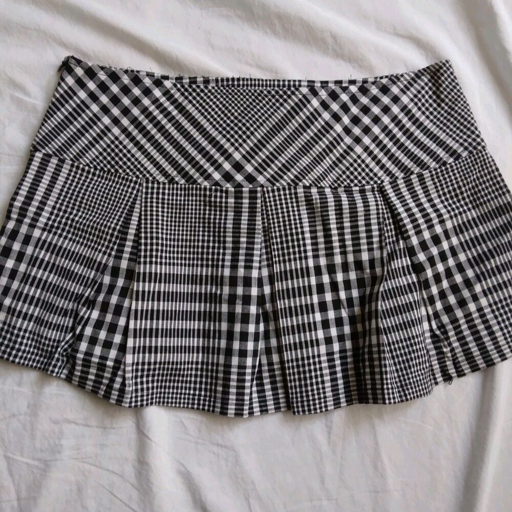 Fredrick's of Hollywood Plaid Mini Skirt Pleated Black White Academia Size 4 - Picture 7 of 7